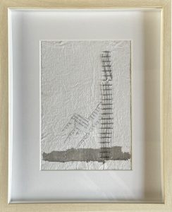 PAPEL ESCALERA Y SILLA